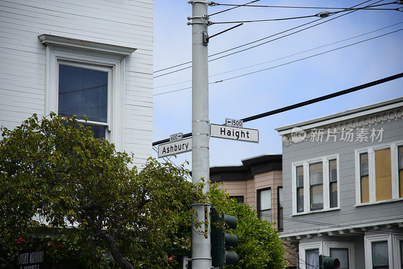 在Haight和Ashbury的交叉口，Haight Ashbury